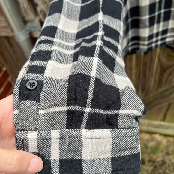 👗BDG Black and Cream Plaid Button Down Shirt - Picture 5 of 8